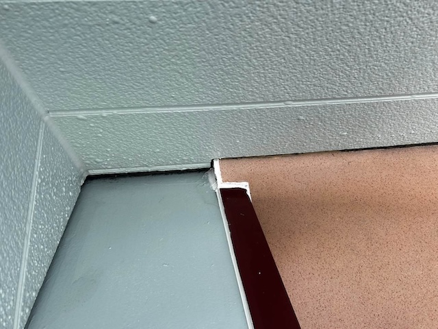 屋根外壁取り合い部　雨漏り　シーリング補修工事