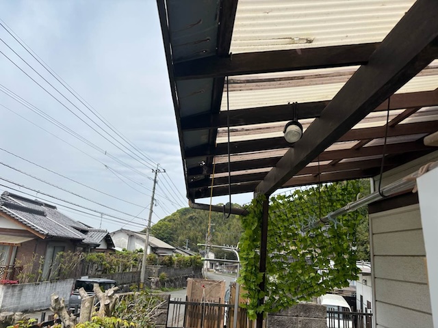 テラス屋根　波板　劣化
