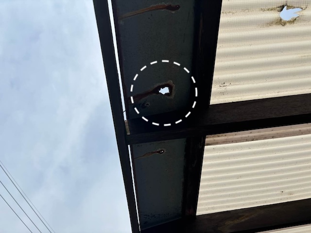 テラス屋根　金属部　穴あき