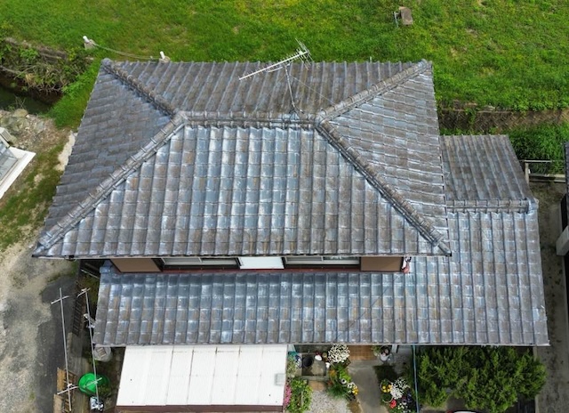 瓦屋根　色褪せ　劣化
