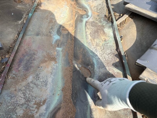 瓦屋根住宅　谷板金　劣化　腐食