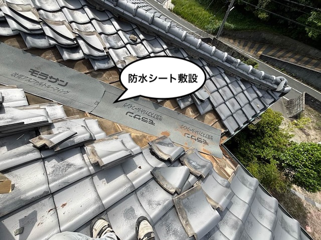 谷板金交換工事　防水シート敷設