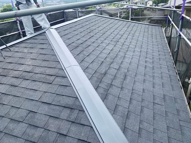 屋根葺き替え工事　棟板金取り付け