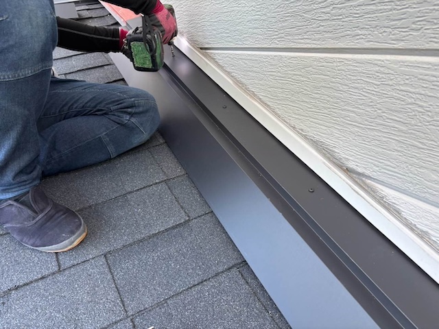 屋根葺き替え工事　窓際板金施工