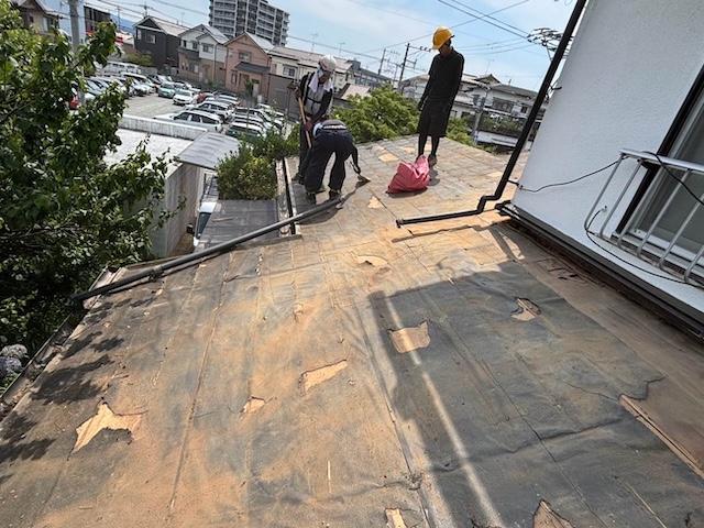 屋根葺き替え工事 既存瓦撤去作業