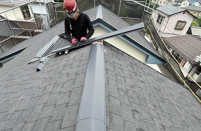 屋根カバー工法　棟板金取り付け
