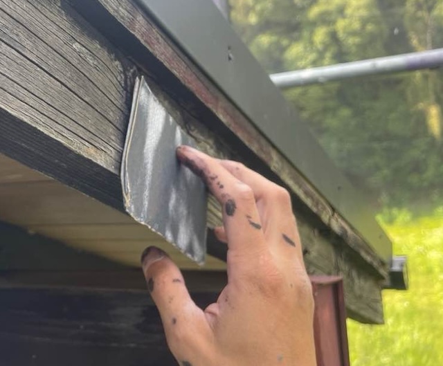 塗装工事　破風板　ケレン作業