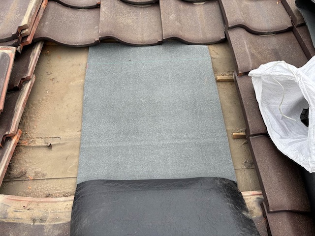 瓦屋根葺き直し工事　防水シート敷設