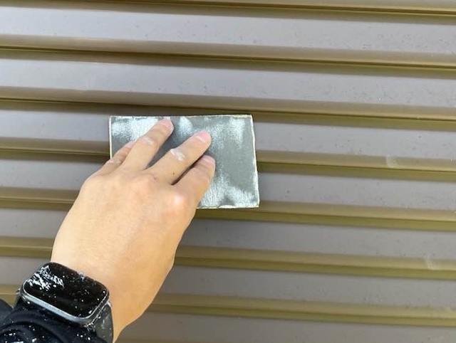 塗装工事　雨戸　ケレン作業