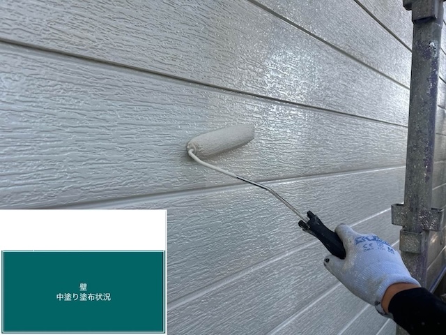 外壁塗装工事 中塗り塗布 住みたかルーフ