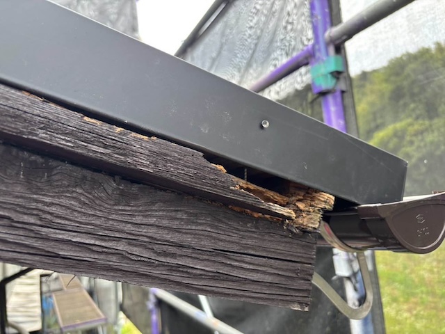 破風板　劣化　剥離