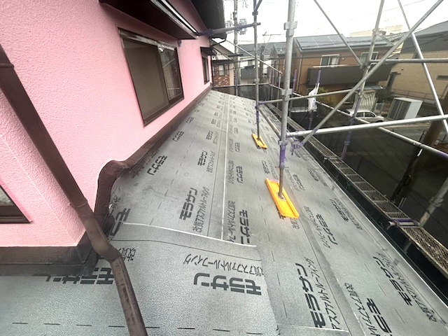 屋根葺き替え工事　防水シート敷設