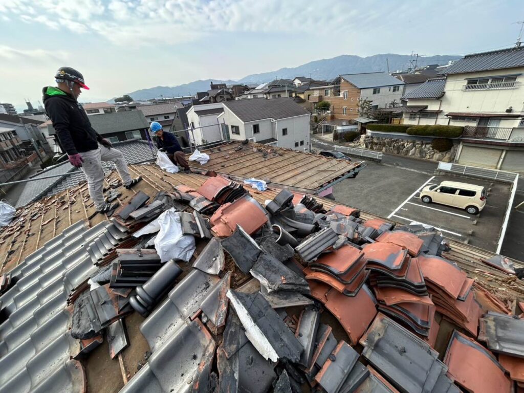 屋根葺き替え工事　既存屋根材撤去