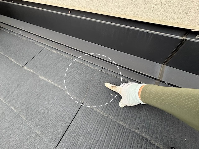 雨漏り　スレート屋根　ひび割れ