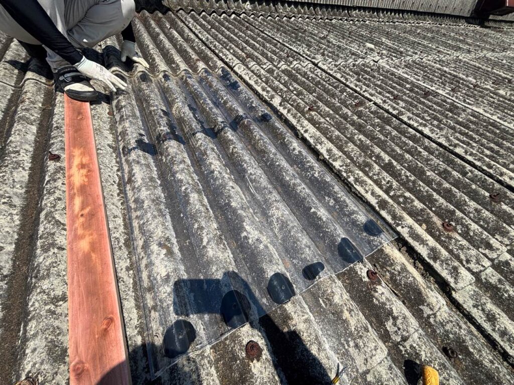 倉庫屋根雨漏り　大波スレート用ポリカ設置　住みたかルーフ