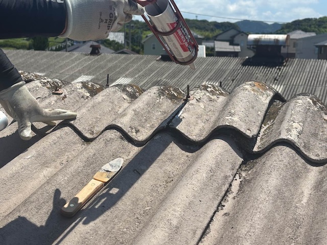 倉庫屋根雨漏り補修　シリコン充填　住みたかルーフ