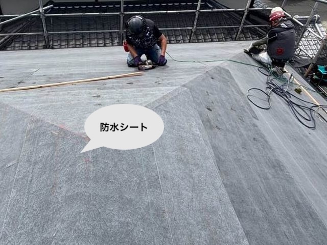 屋根カバー工法　防水シート敷設