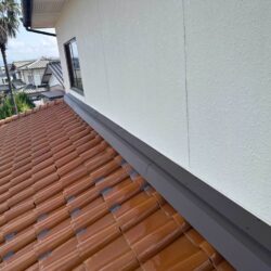 福岡市南区｜リビングの照明から雨漏り発生！雨押え板金取り付け工事と外壁ひび割れ補修で根本解決